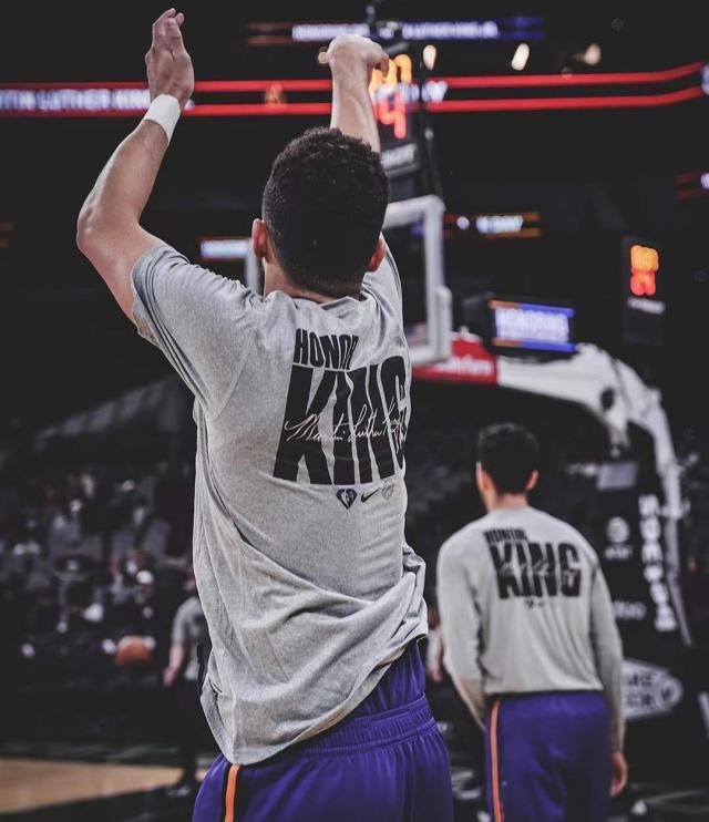 开云体育APP-【现场】布克48分再平纪录 马刺主场球迷也被圈粉